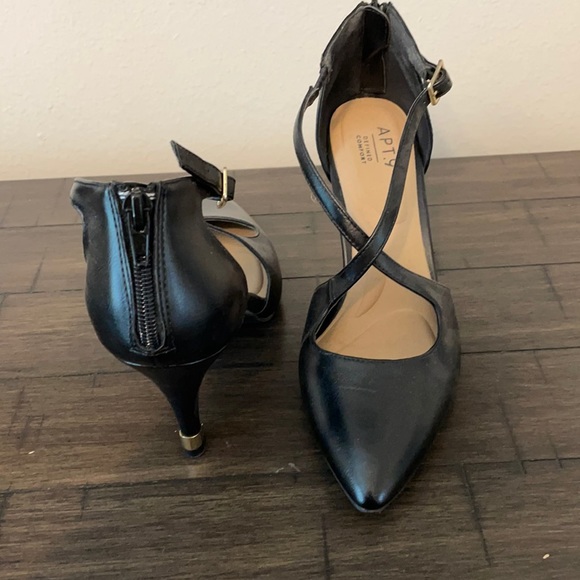 Get Ready to Impress! Black Heels 7.5 Gold Accent Heels - Picture 1 of 4